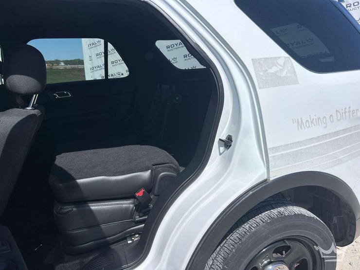 2016-ford-explorer-image-17