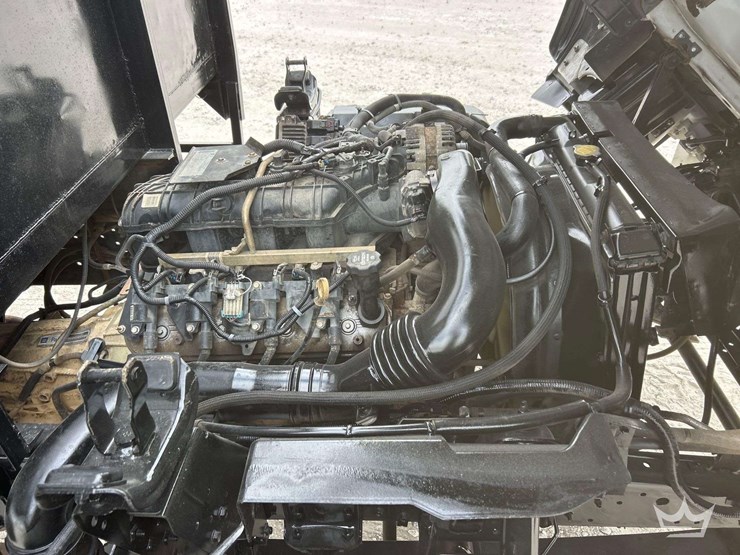 2017-isuzu-npr-image-8