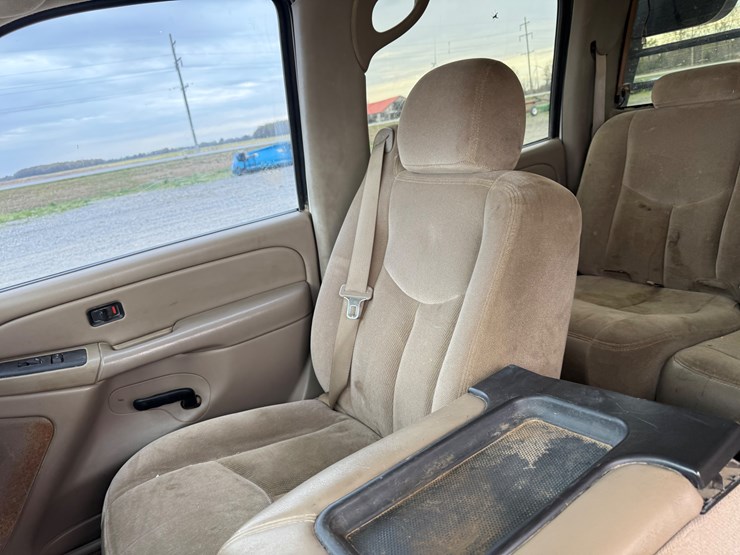 2005-gmc-2500-image-47