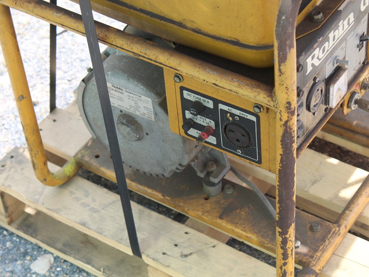 #8008-•-4-cyle-briggs-and-stratton-generator-image-7