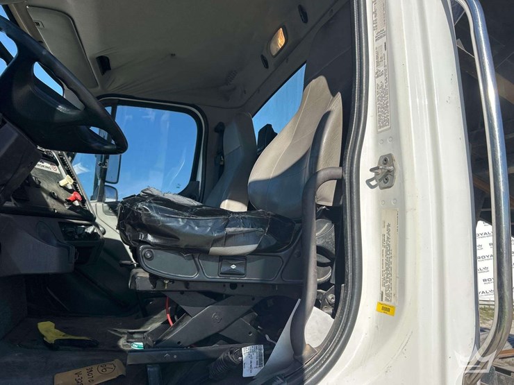 2014-freightliner-114sd-image-15