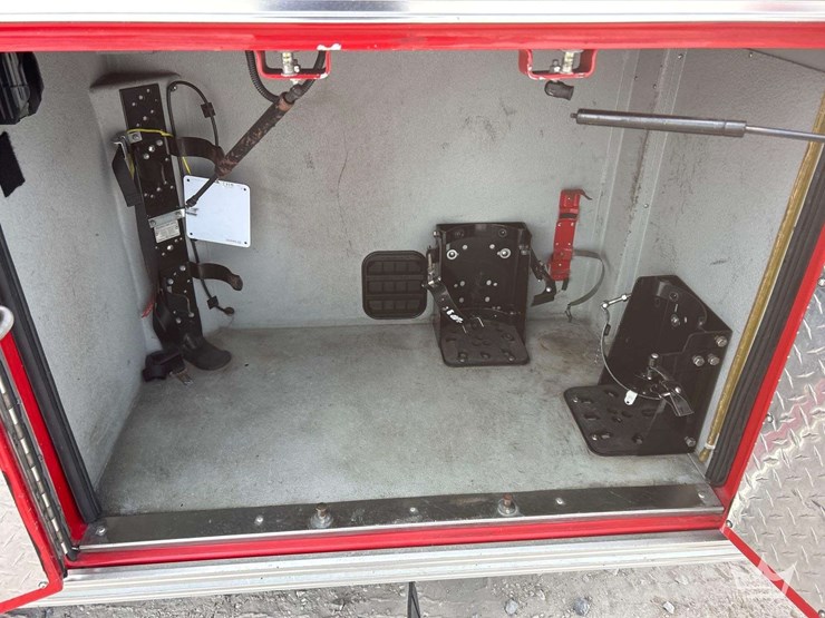 2016-freightliner-m2-106-image-24