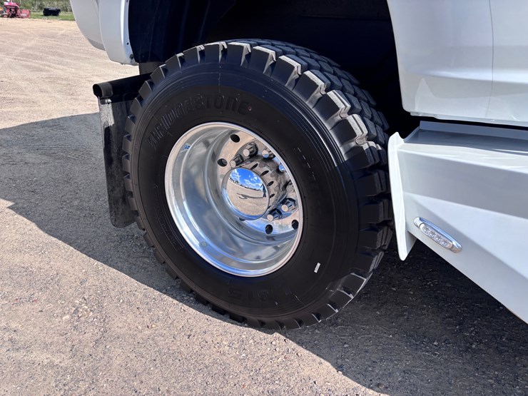 2014-freightliner-m2-106-image-9