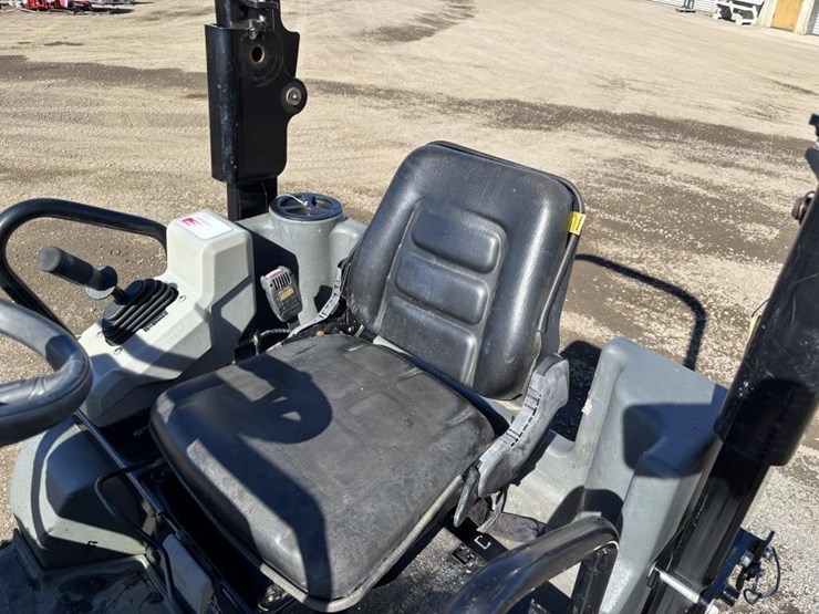 2018-caterpillar-cb24b-image-18