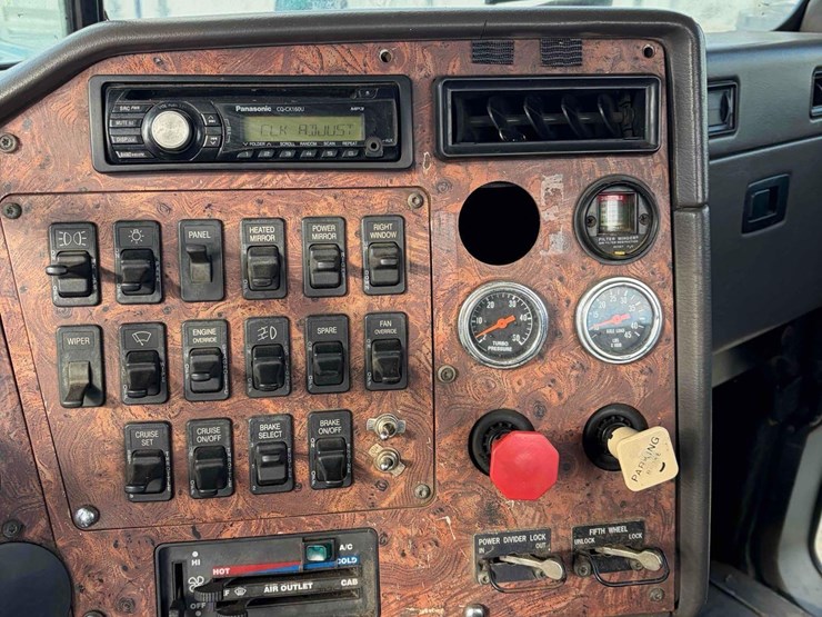 1999-international-eagle-tandem-axle-road-tractor-image-15