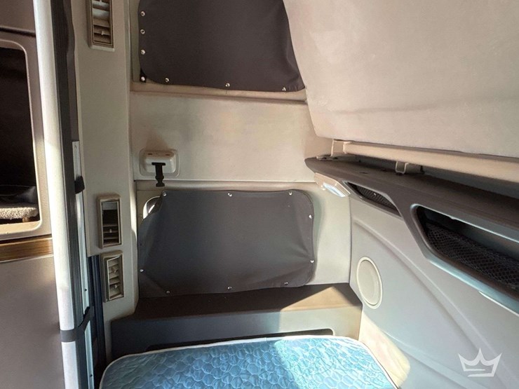 2016-volvo-vnl-t/a-sleeper-cab-truck-tractor-image-37