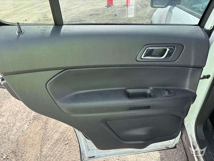 2016-ford-explorer-image-5