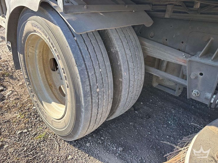 2016-isuzu-nrr-image-27