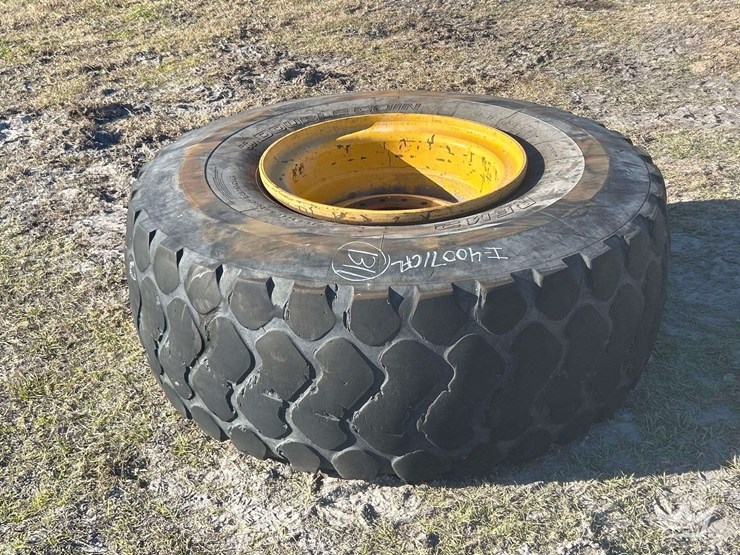 double-coin-23.5r25-tractor-tire-image-1