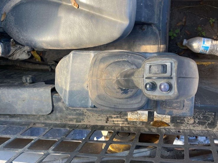 2023-deere-317g-image-25