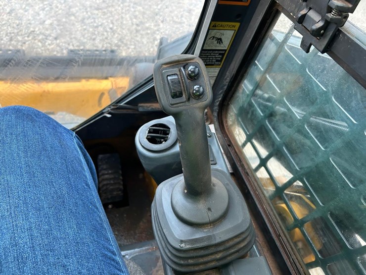 2021-deere-317g-image-21