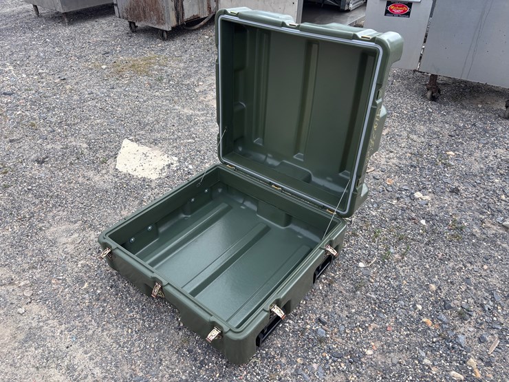 #8080-•-pelican-cases-with-latches-image-1