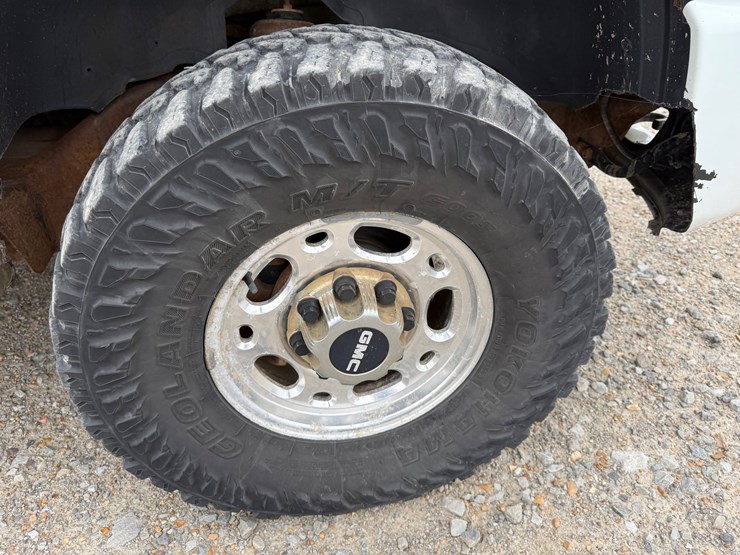 2005-gmc-2500-image-29