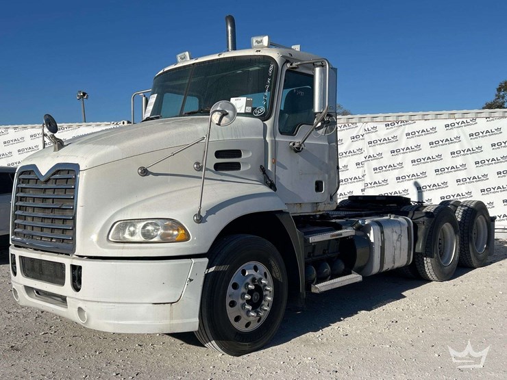 2013-mack-cxu613-t/a-day-cab-truck-tractor-image-1