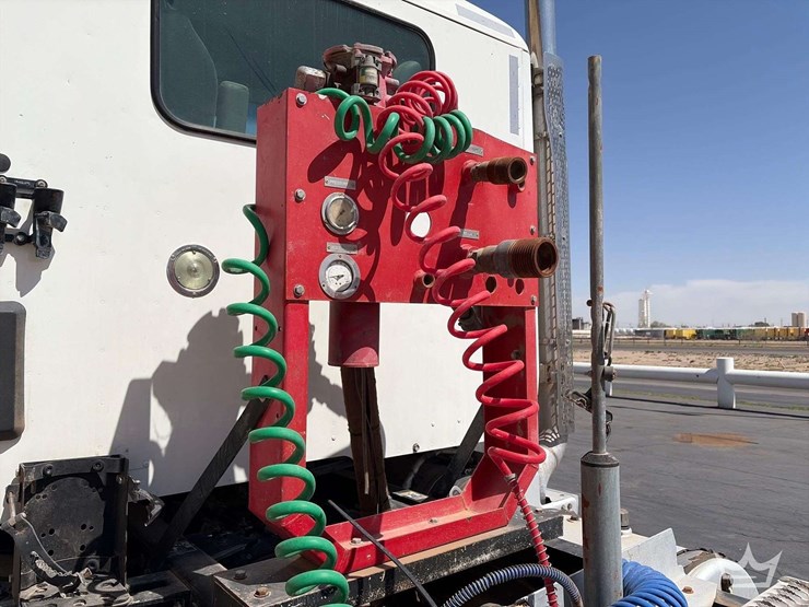 2015-peterbilt-567-image-18