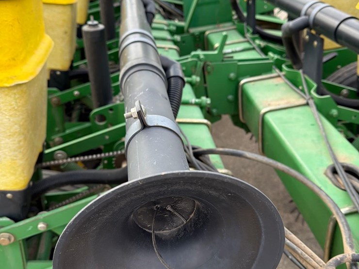 john-deere-7200-image-32