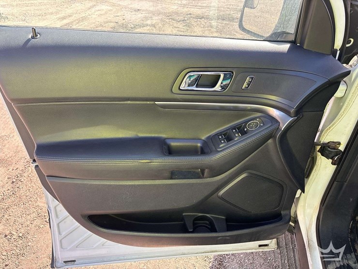 2017-ford-explorer-image-12