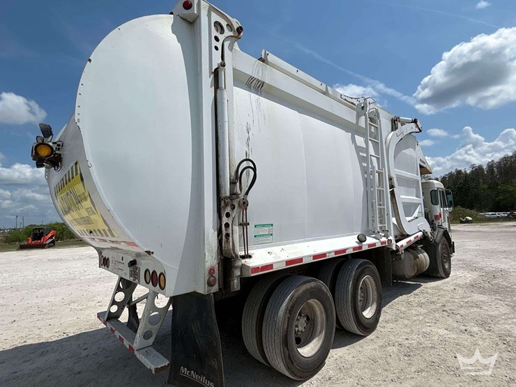 2017-peterbilt-320-image-3