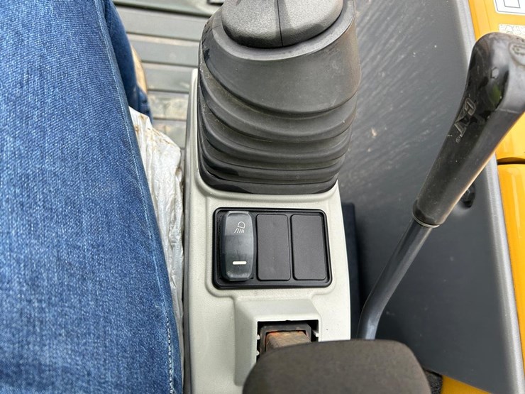 2020-caterpillar-303-image-23