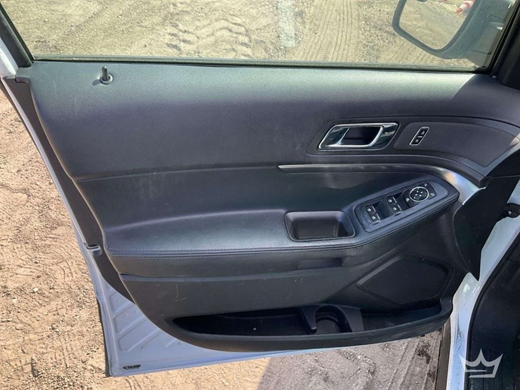 2016-ford-explorer-image-11