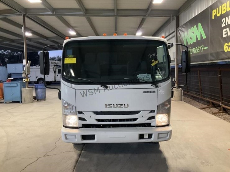 2016-isuzu-npr-image-3