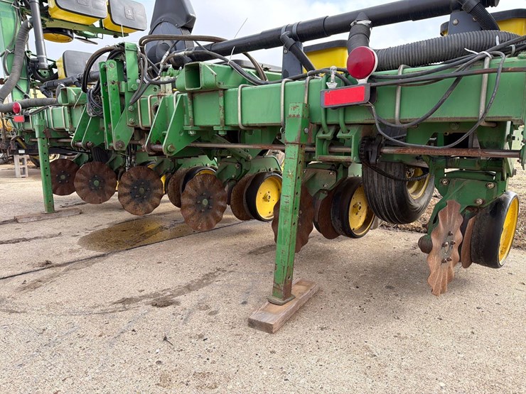 john-deere-7300-image-43