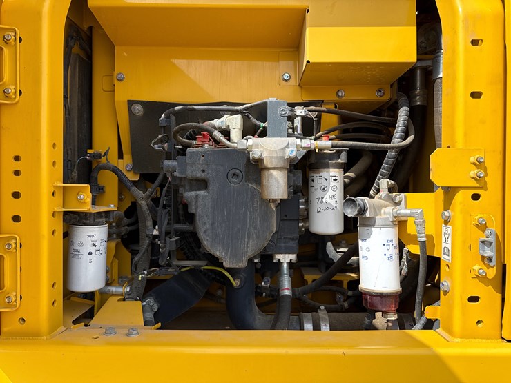 2023-komatsu-pc210-image-11