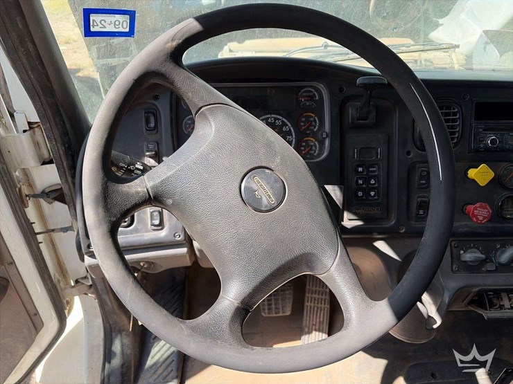 2016-freightliner-108sd-image-12