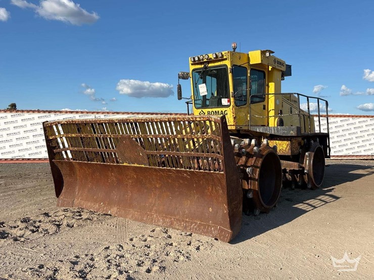 2018-bomag-bc572-articulated-refuse-compactor-image-1