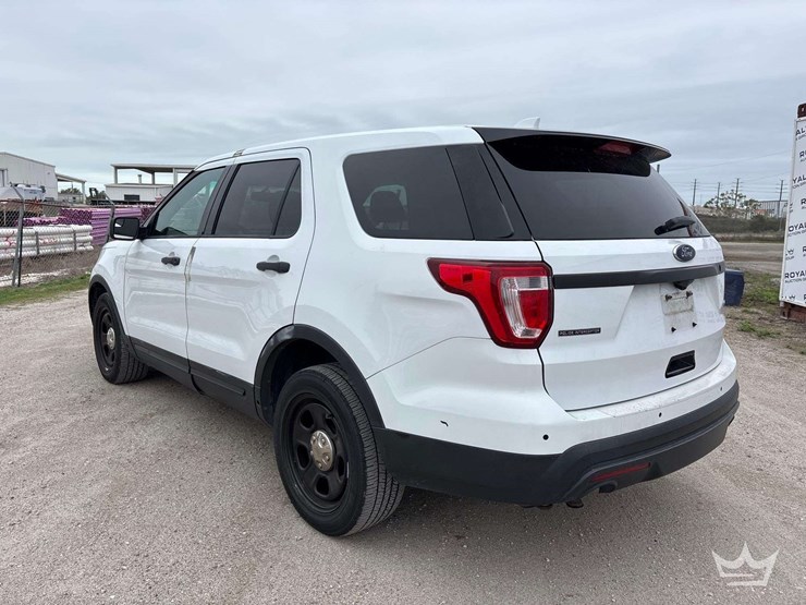 2016-ford-explorer-image-4