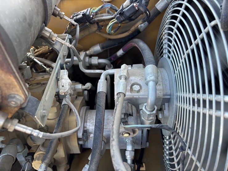 2018-caterpillar-cb24b-image-34