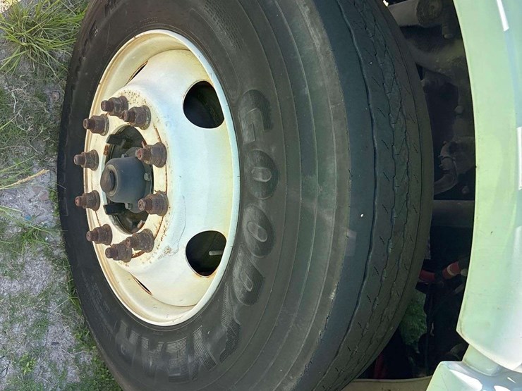 2020-freightliner-m2-106-image-23