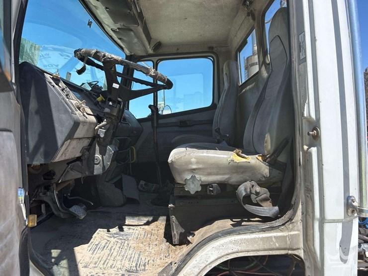 2001-freightliner-fl112-image-11