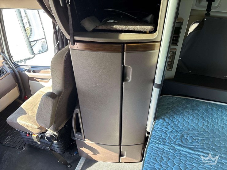 2016-volvo-vnl-t/a-sleeper-cab-truck-tractor-image-31