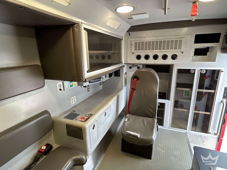 2016-freightliner-m2-106-image-33