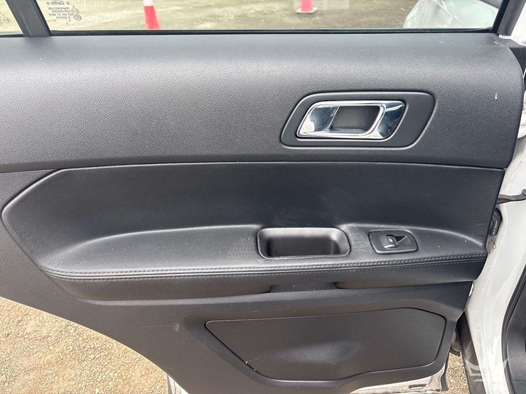 2017-ford-explorer-image-24