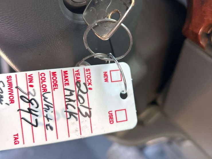 2013-mack-cxu613-t/a-day-cab-truck-tractor-image-32