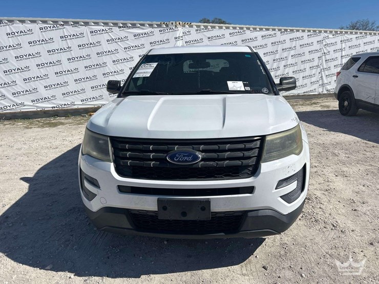 2016-ford-explorer-image-23