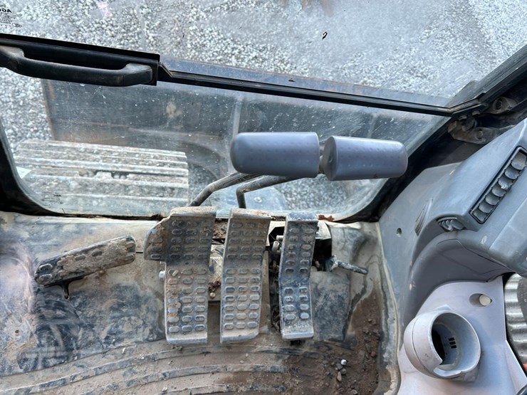 hitachi-zx135us-6-image-24