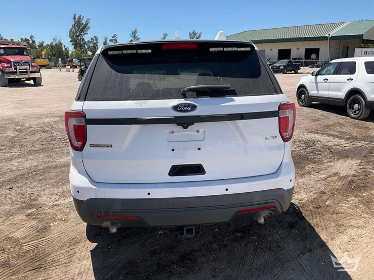 2016-ford-explorer-image-28