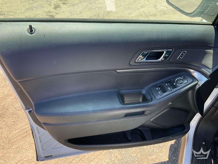 2016-ford-explorer-image-13