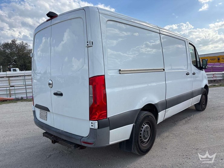 2019-mercedes-sprinter-2500-cargo-van-image-3