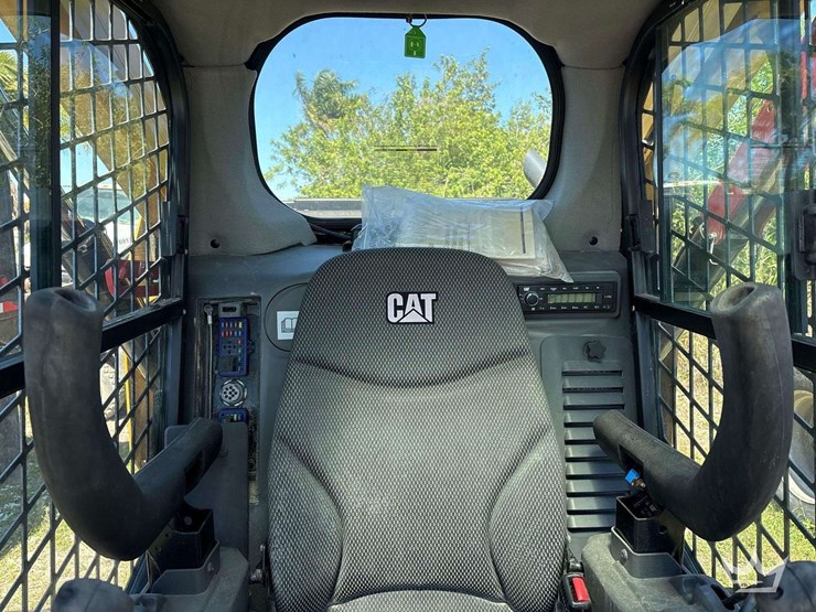 2021-caterpillar-279d3-image-12