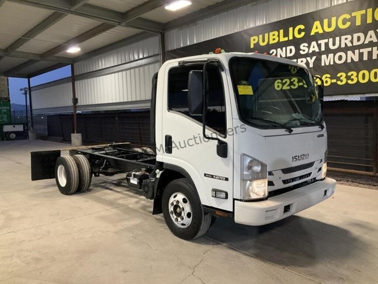 2016-isuzu-npr-image-2