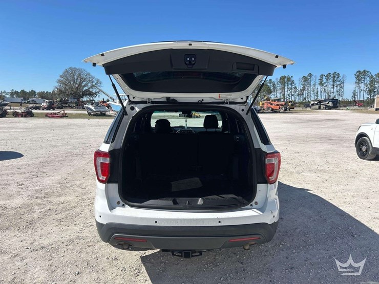 2016-ford-explorer-image-21