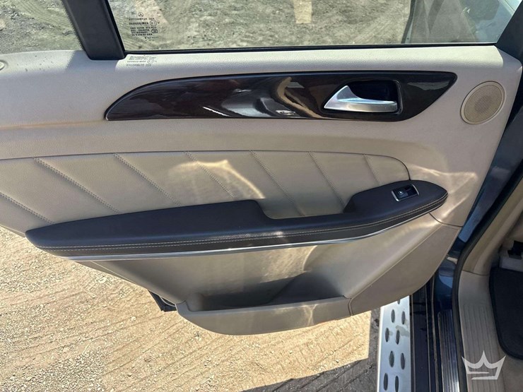 2013-mercedes-benz-gl450-image-17