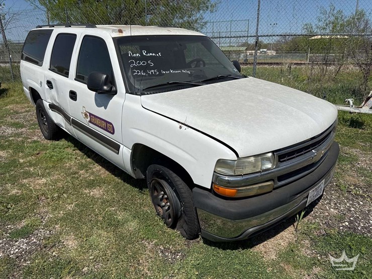 2005-chevrolet-suburban-image-3
