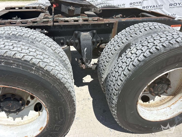 2001-freightliner-fl112-image-23