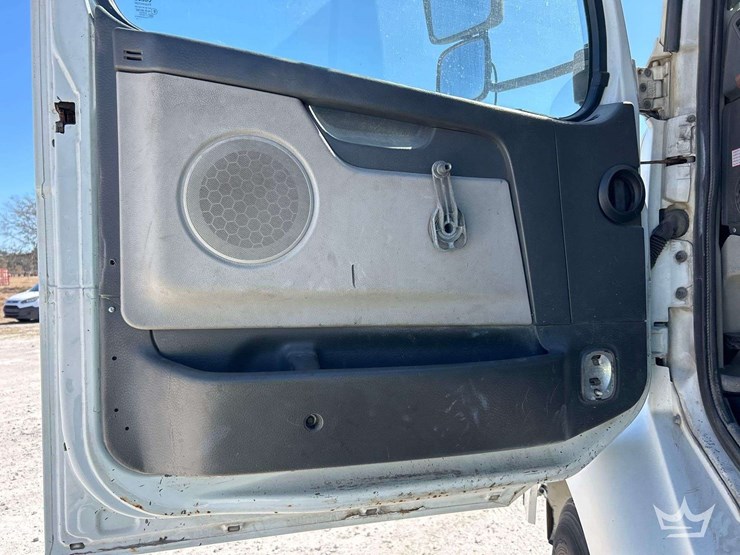 2006-volvo-vnm-s/a-day-cab-truck-tractor-image-7