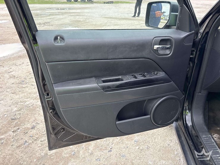 2016-jeep-patriot-sport-image-11